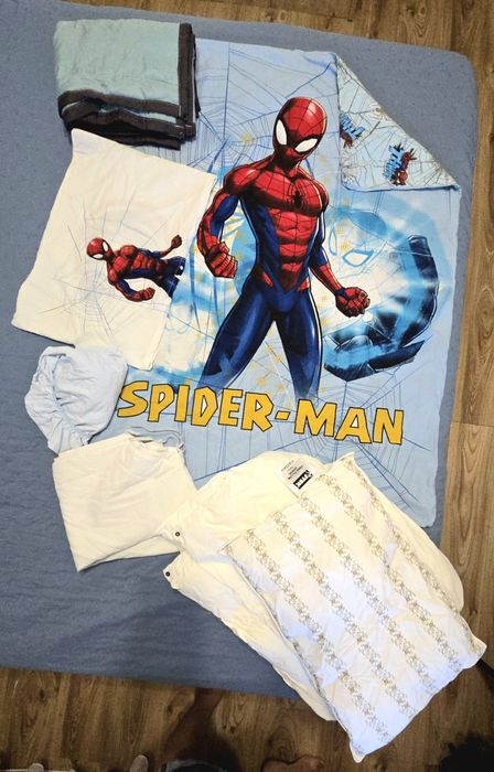 Set complet lenjerie de pat+pilota 7 piese – Spiderman, ideal pentru grădiniță și paturi stivuibile