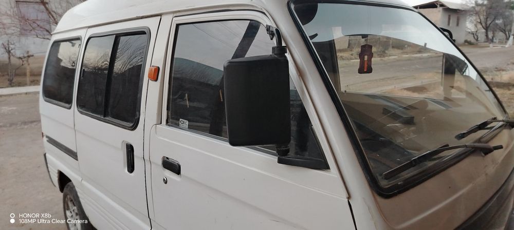 Damas 2003 yil yurib turgan moshina bir zavat qilishda yonadi