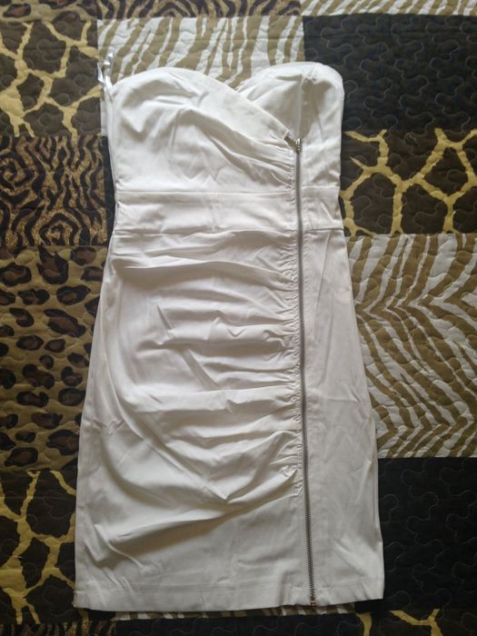 Короткое белое платье