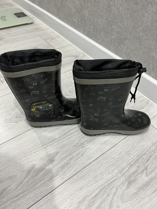 Продам резиновые сапоги.