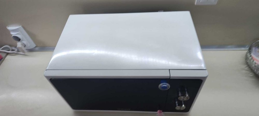 Продавам Микровълнова фурна Samsung MS23F301EAW 23л 800 W
