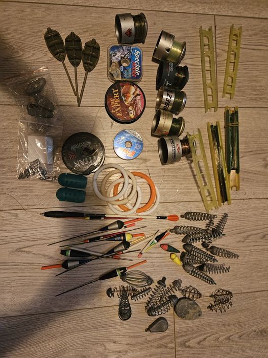 Lot accesorii pescuit – plute, momitoare, arcuri, plumbi și alte accesorii