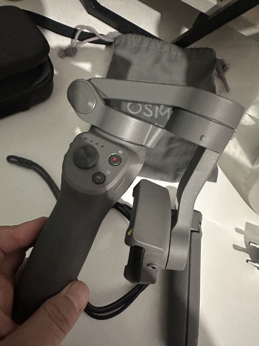 стабилизатор DJI Osmo Mobile 3 для смартфона.