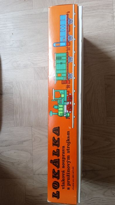 Локомотив - влакова композиция с пружинен механизъм