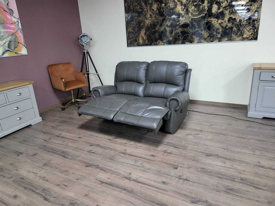 Сив кожен диван двойка с електрически релаксиращ механизъм