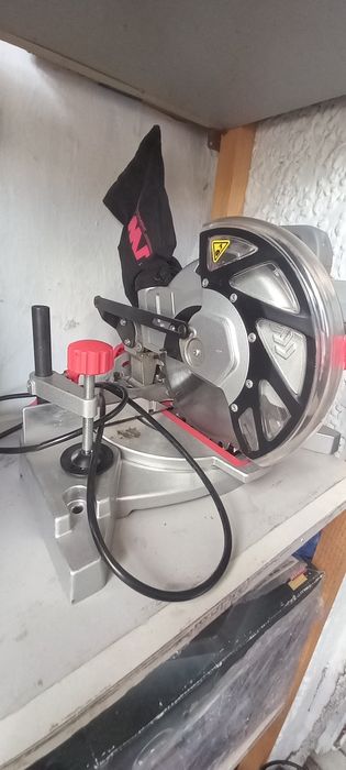 Продам торцовочную пилу.