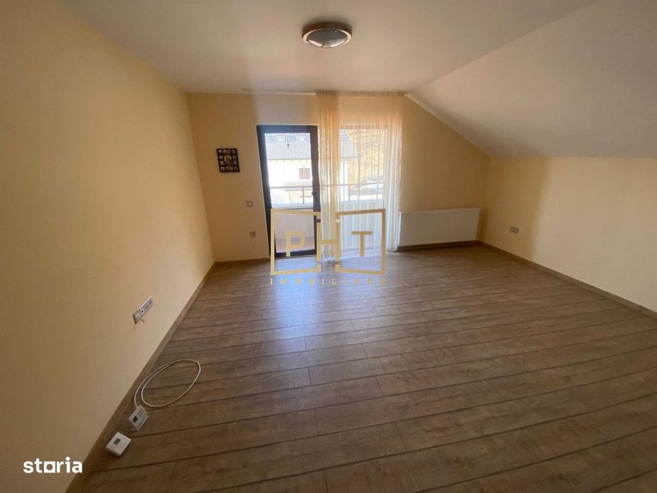 Casa cu 6 camere, 240 mp utili, 3 bai, curte 100 mp, panouri fotovolta