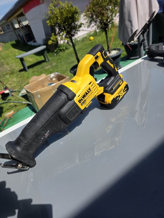 Fierastrau Sabie Dewalt DCS 380