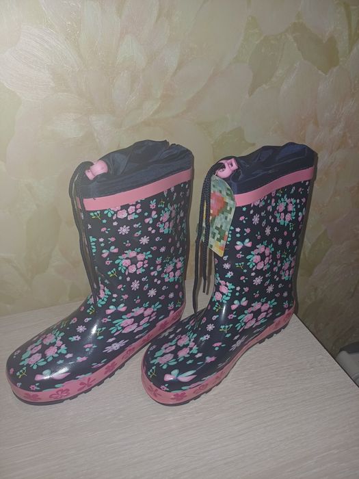 Продам резиновые сапоги новые