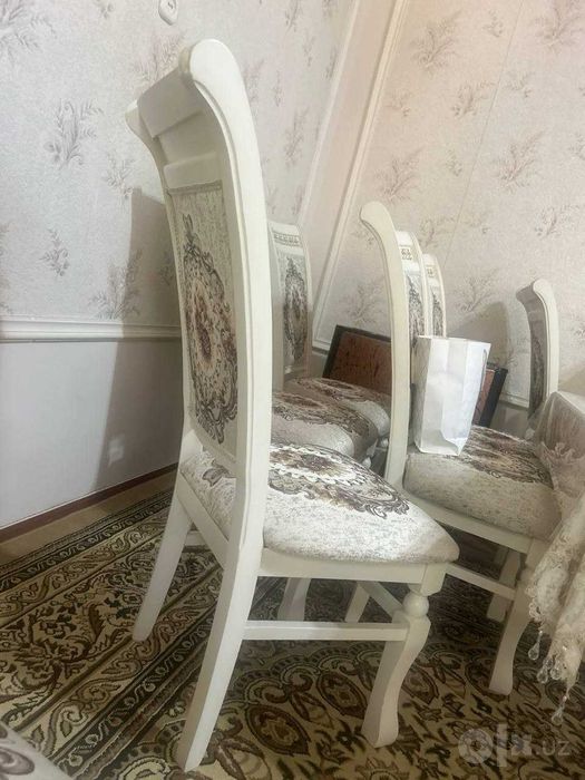 Продаётся стулья и стол.