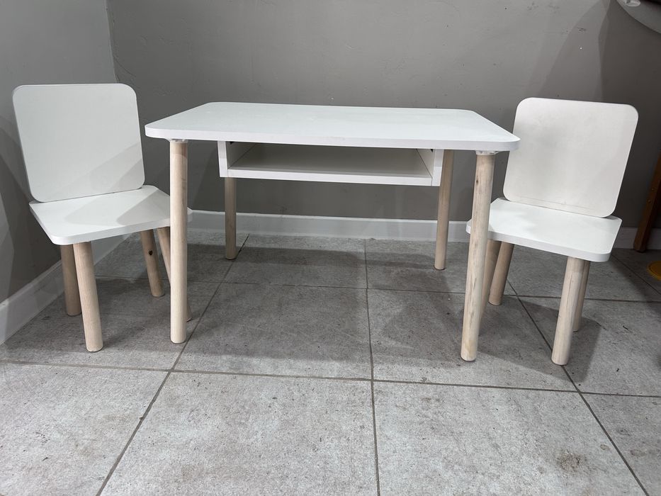 Детский стол и два стула