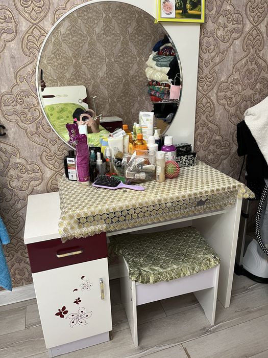 Кровать с гарнитурой