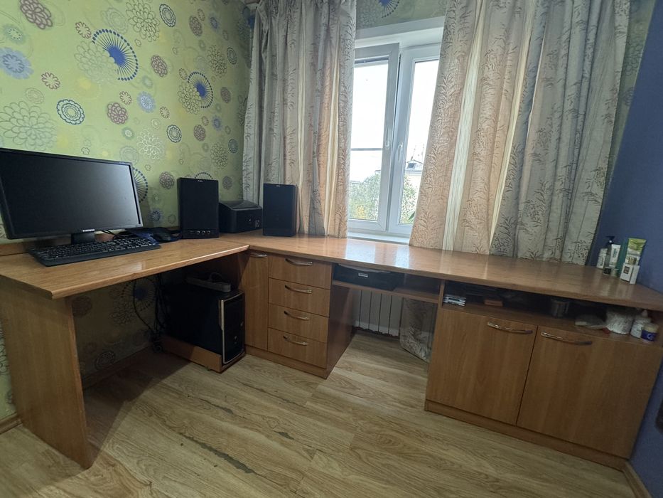 Письменный угловой стол со встроенной тумбой