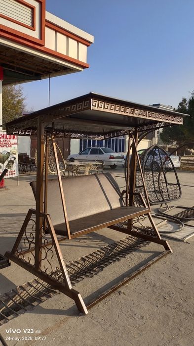 Stol stul osma kachelalar va krovatlar