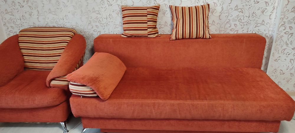 Диван с двумя креслами