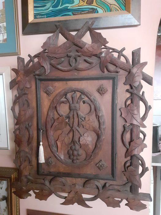 Стар рядък антикварен дървен шкаф за ключове Black Forest