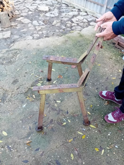 Железни крака за пейка