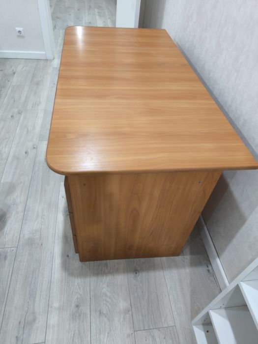 Продам стол офисный