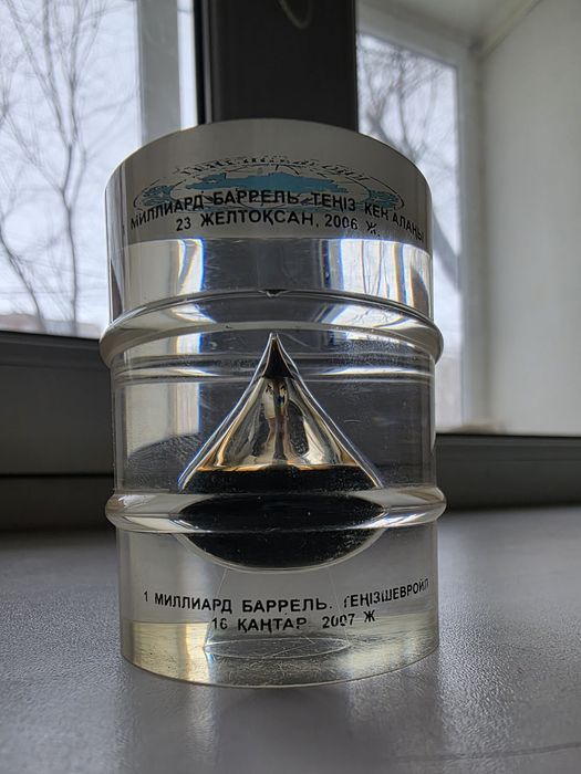 Сувенир капля нефти продам.