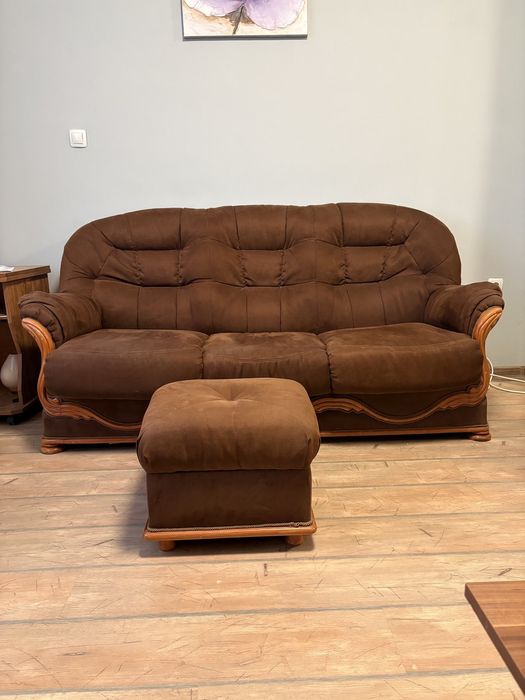 Диван сет включващ самия диван, табуретка и масичка