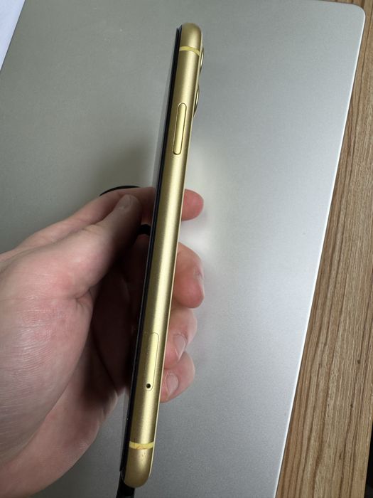 iPhone 11 64GB 80% Battery Health без забележки жълт с кейс и протектор