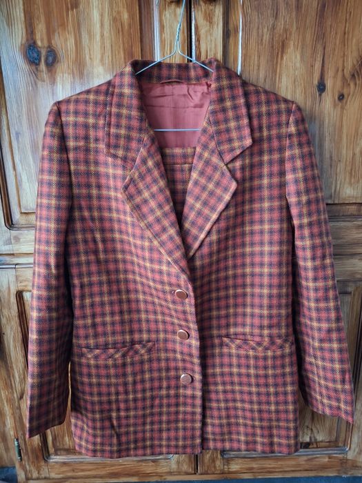 Дамски вълнен костюм