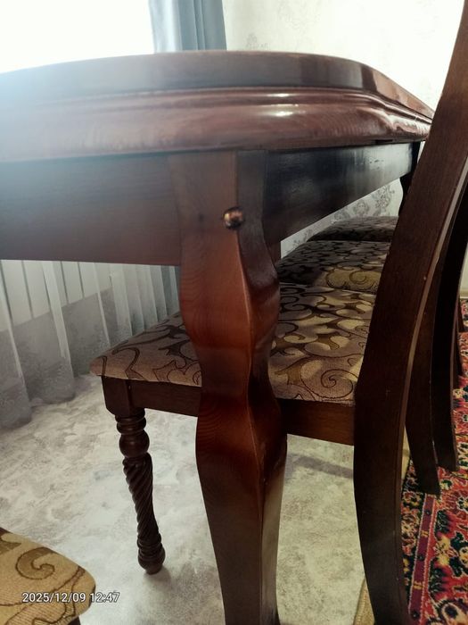 Стол со стульями