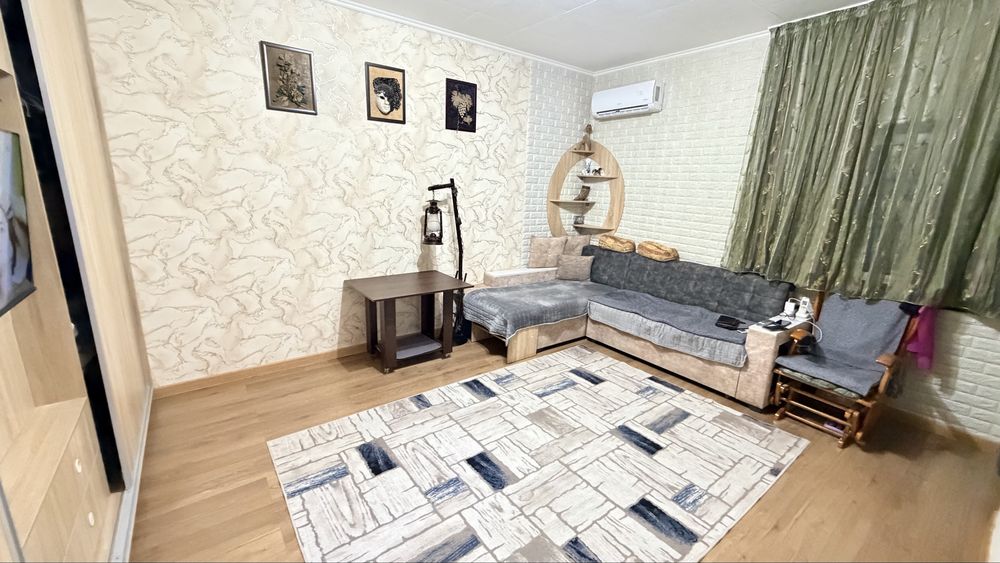 Продаётся 1 комнатная квартира с дизайнерским ремонтом,обстановкой.