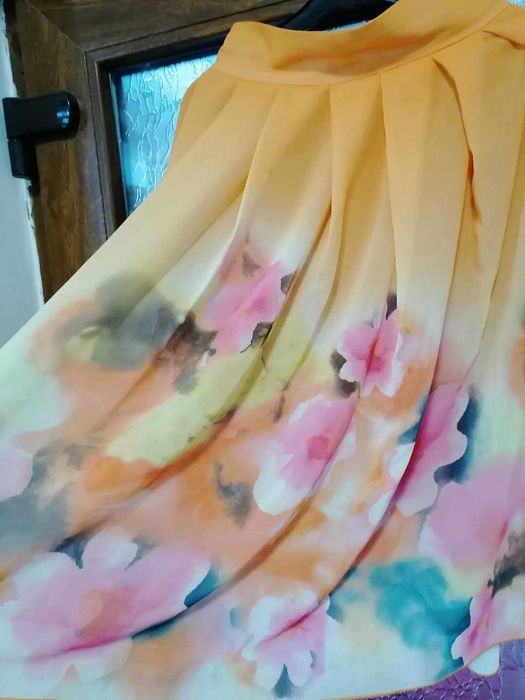 Fustă de vară fond galben-portocaliu cu imprimeu floral marimea S-M