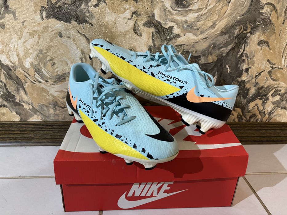 Футболни бутонки Nike Phantom