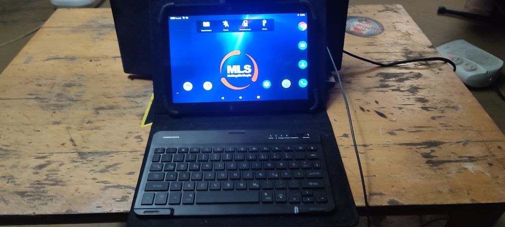 Таблет с безжична клавиатура и калъф