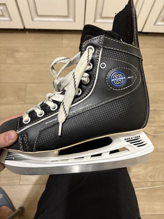 Коньки черные.