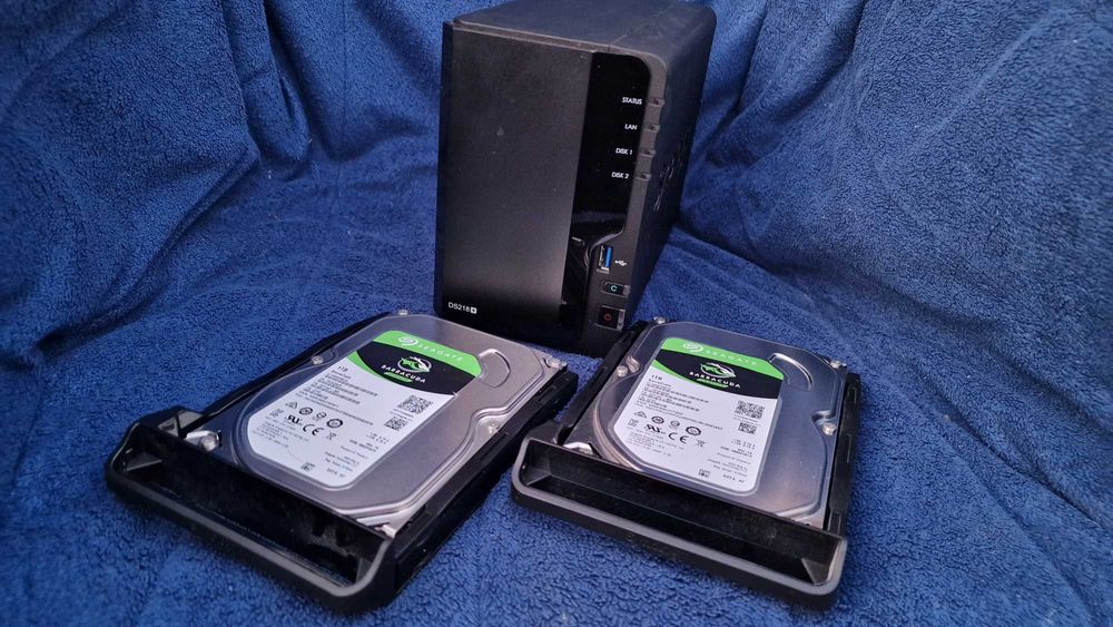 NAS Synology DS218+ + 2x1TB Seagate Barracuda (2TB total)