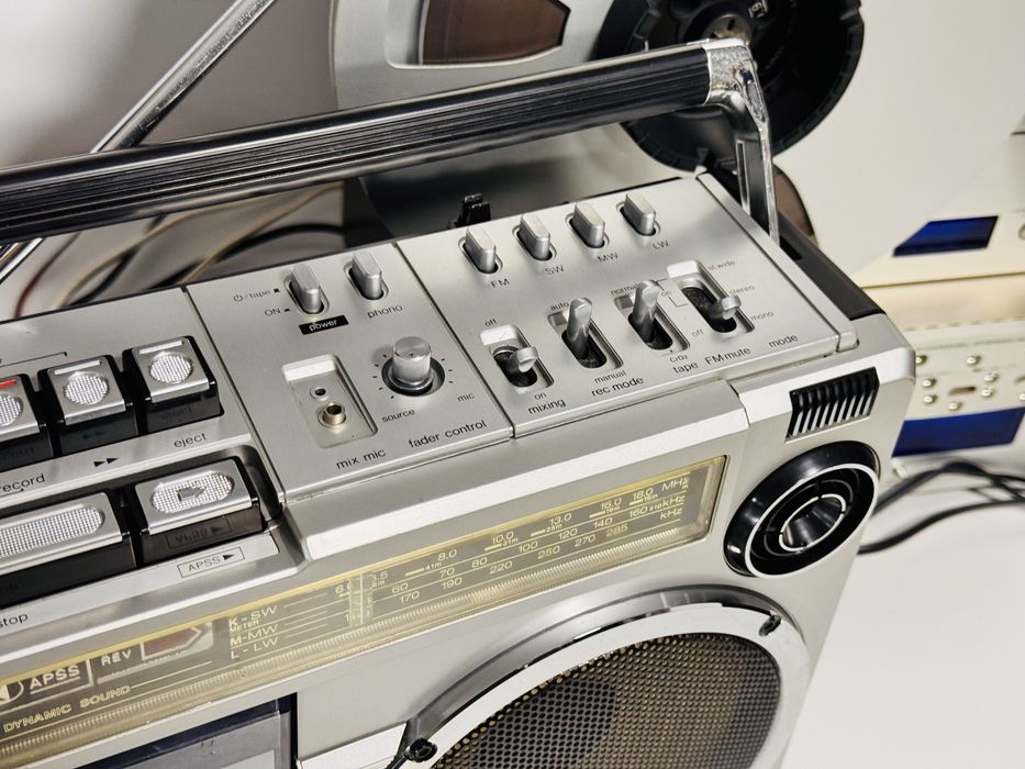 Boombox/radiocasetofon SHARP GF-9191,vu-metre,sunet foarte bun, Japan