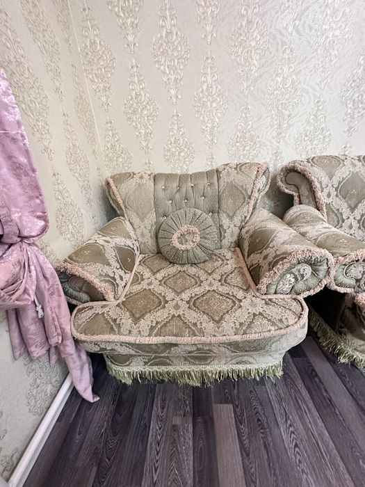 Диван екі креслосымен