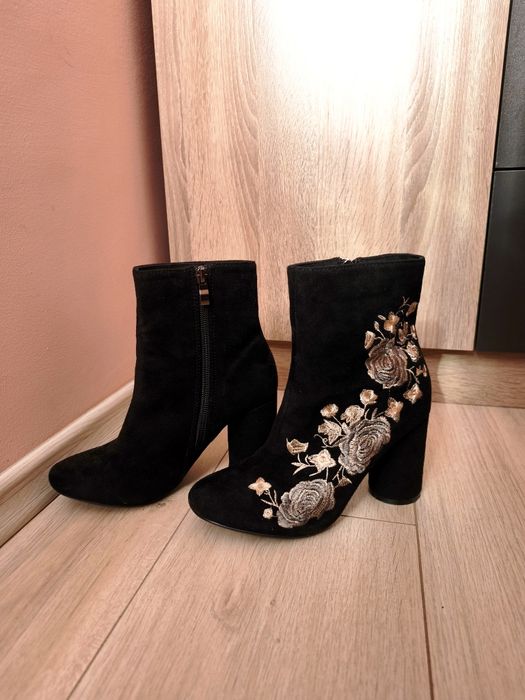 Дамски боти с дебел ток