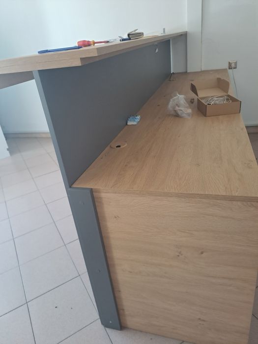 Продавам минимално използвано бюро