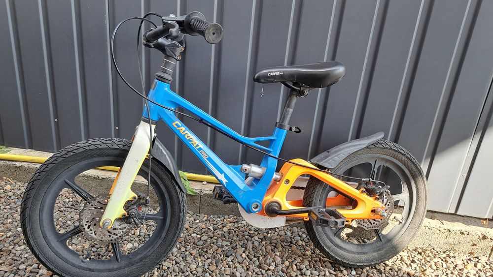 Bicicleta Carpat MTB pentru copii cu Roti din Magneziu de 16", Cadru din Aluminiu, Suspensie dubla, Frane Disc, Roti Ajutatoare
