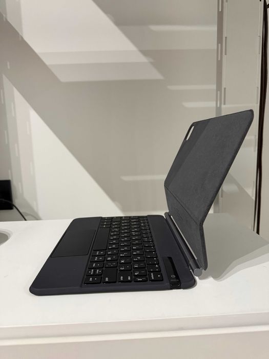 Продам клавиатуру чехол для Ipad pro 11