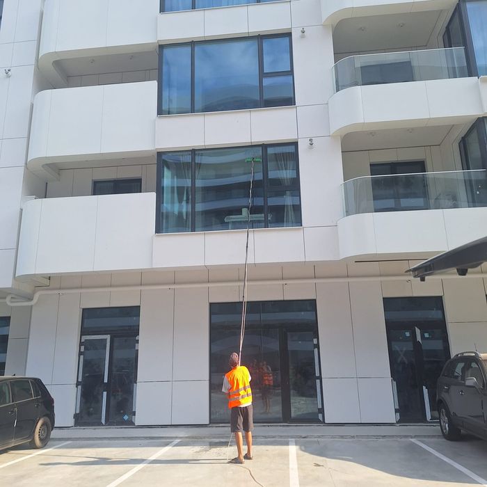 Curățarea geamurilor exterioare