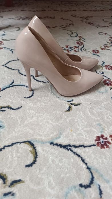 Бежевые лаковые туфли