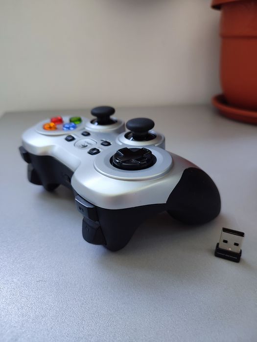 Gamepad wireless Logitech F710, controller PC - Stare foarte buna