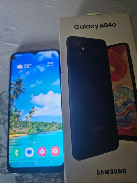 Смартфон Samsung с коробкой