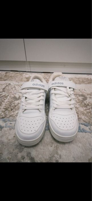 Новые белые Адидас кроссовки