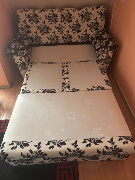 Удобен двуместен, разтегателен диван.