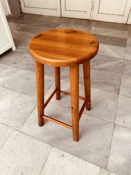 Дървена табуретка от масив – 60 см, стабилна и удобна