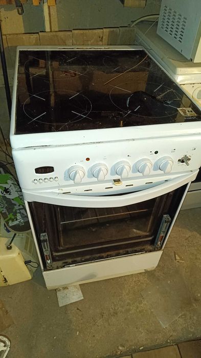 Продавам две готварски печки горение и микровълнова.
