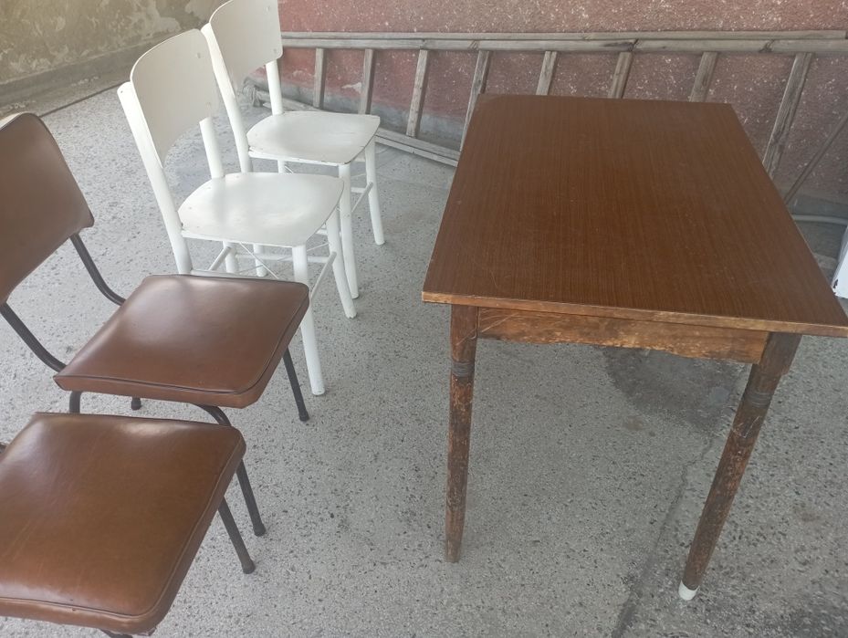 Четири стола и маса