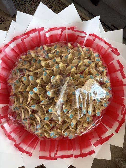 Денежные букеты и торт из денег