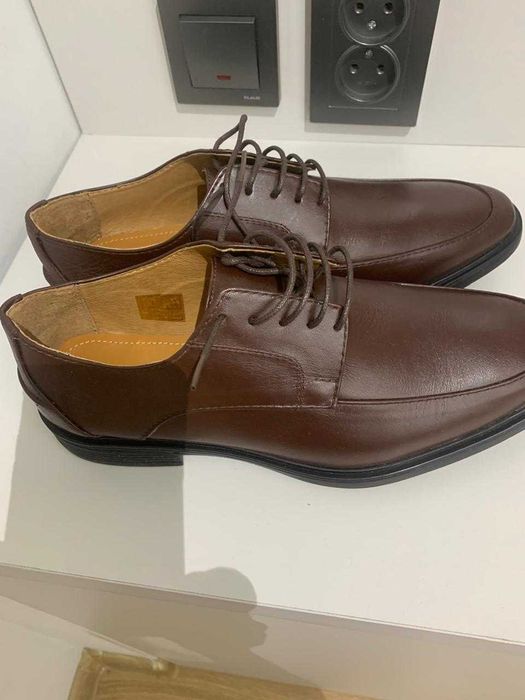 Легкие коричневые туфли